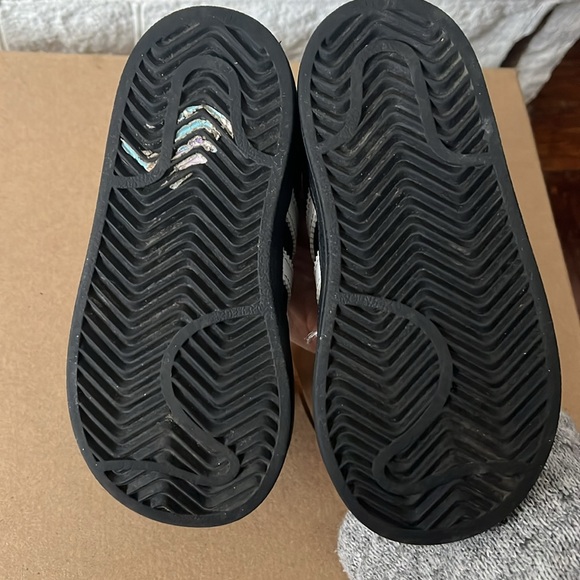 Kids Adidas black and white stripe superstar sneakers size 7k - Picture 5 of 6